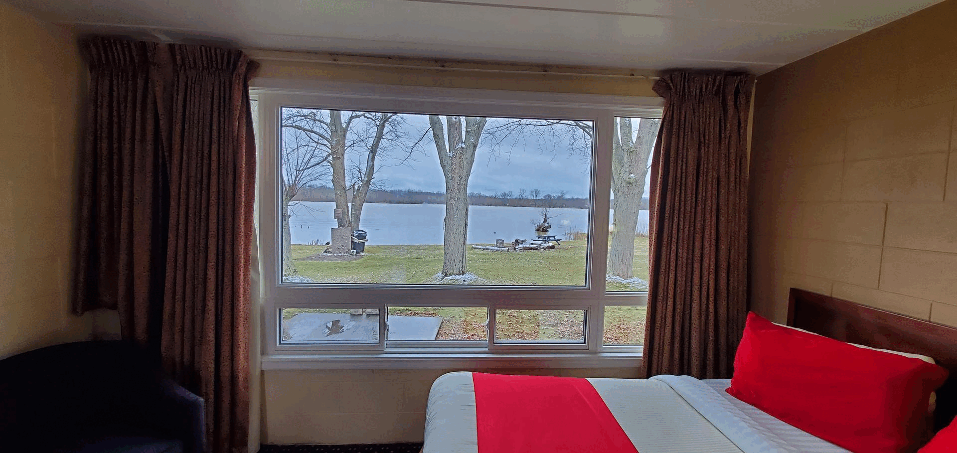 River 2 queen room